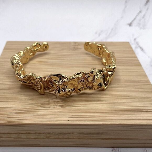 NWT AMBER SCEATS GOLD CURATEUR Cuff Bracelet. 24K Gold Plated. NWT New w/Dustbag - Picture 5 of 8